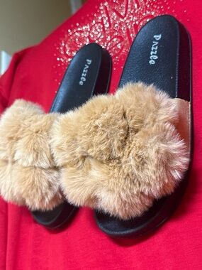 PAZZO Plush Faux Fur Slide Sandals in Light Tan with Black Footbed